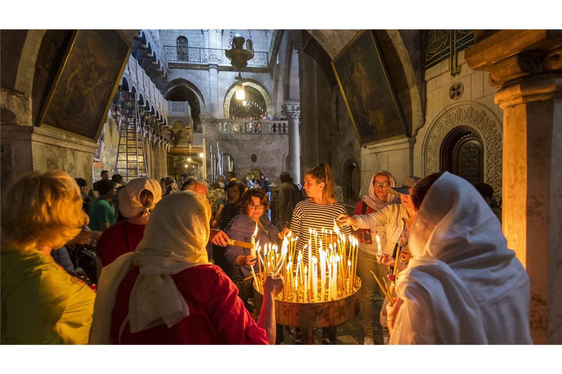 Christen beten in der Grabeskirche: Die   Kirche vom heiligen Grab in der Altstadt Jerusalems   soll an der überlieferten Stelle der Kreuzigung und des Grabes Jesu stehen. Die Kirche zählt zu den größten Heiligtümern des Christentums und ist heute eine Simultankirche verschiedener Konfessionen.