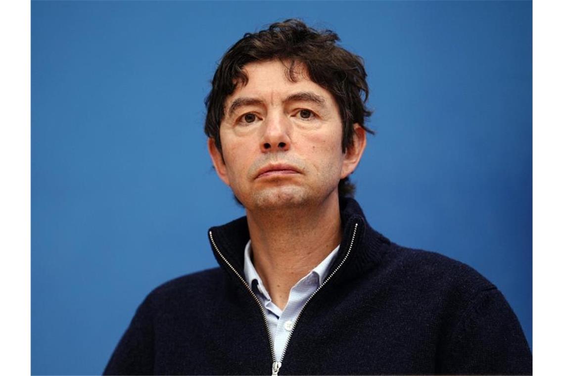 Drosten: Wegen Impflücke keine Entwarnung Christian Drosten, Direktor des Instituts für Virologie an der Charité Berlin, äußert sich in der Bundespressekonferenz zur aktuellen Corona-Lage. Foto: Kay Nietfeld/dpa
