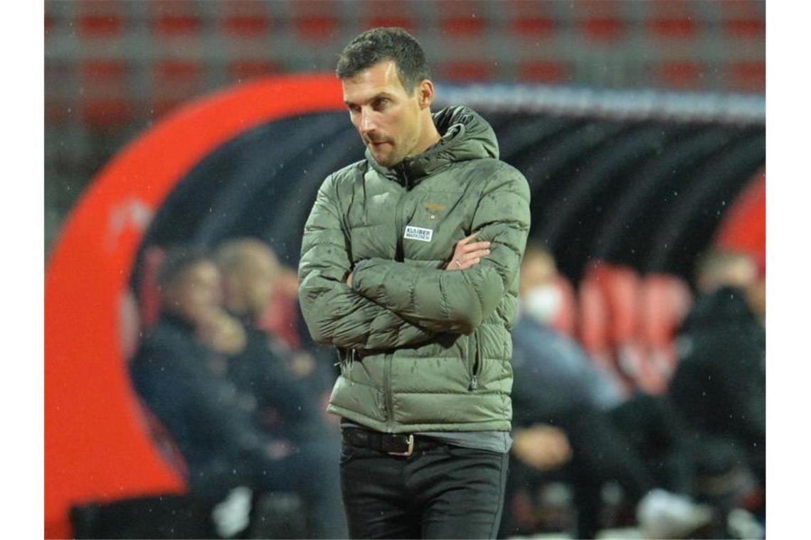 Vor Auswärtsspiel bei St. Pauli: KSC sucht den Kobald-Ersatz Christian Eichner geht am Spielfeldrand entlang. Foto: Timm Schamberger/dpa/Archivbild