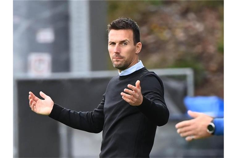 Christian Eichner gestikuliert am Spielfeldrand. Foto: Uli Deck/dpa/Archivbild