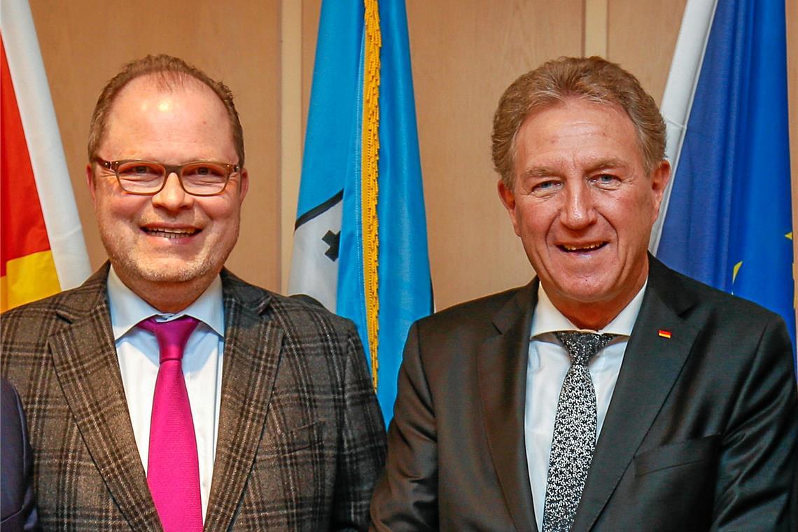 Christian Lange (links) und Norbert Barthle – hier 2017 bei einem Termin im Backnanger Rathaus – saßen 23 Jahre lang zusammen im Bundestag. In dieser Zeit waren sie nicht nur Konkurrenten, sondern auch zeitweise Mitglieder derselben Regierung. Archivfoto: Alexander Becher