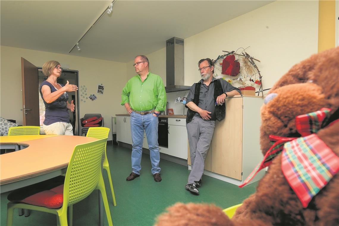 Christian Lange (SPD) im Gespräch mit Gaby Hammer vom Kinderhospizdienst Pusteblume und Hospizchef Heinz Franke (rechts). Foto: A. Becher