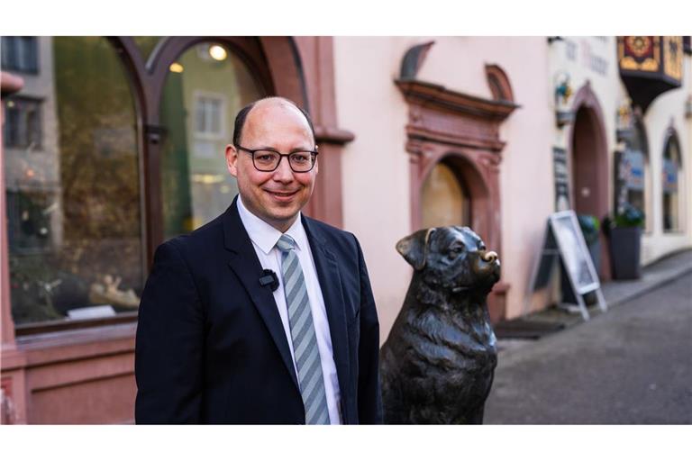 Christian Ruf, Oberbürgermeister von Rottweil, neben der Skulptur „Rottweiler“ von Ottmar Hörl.