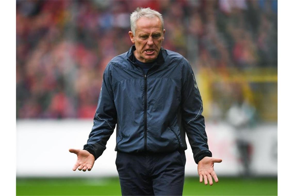 SC Freiburg vor schwerer Heimaufgabe gegen RB Leipzig Christian Streich, der Trainer von Freiburg gestikuliert. Foto: Patrick Seeger/dpa/Archivbild