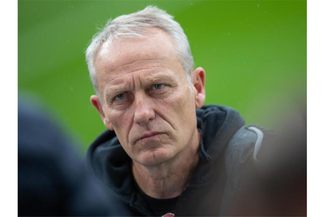 SC Freiburg kämpft bei RB Leipzig gegen den Negativtrend Christian Streich steht vor einem Spiel im Stadion. Foto: Tom Weller/dpa/Archivbild
