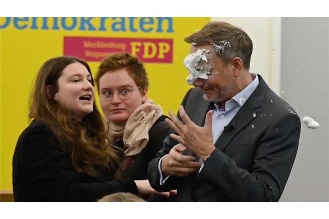 Christiane Kiesow (Linke) hat Christian Lindner (FDP) vor laufenden Kameras mit einer Schaumtorte beworfen.