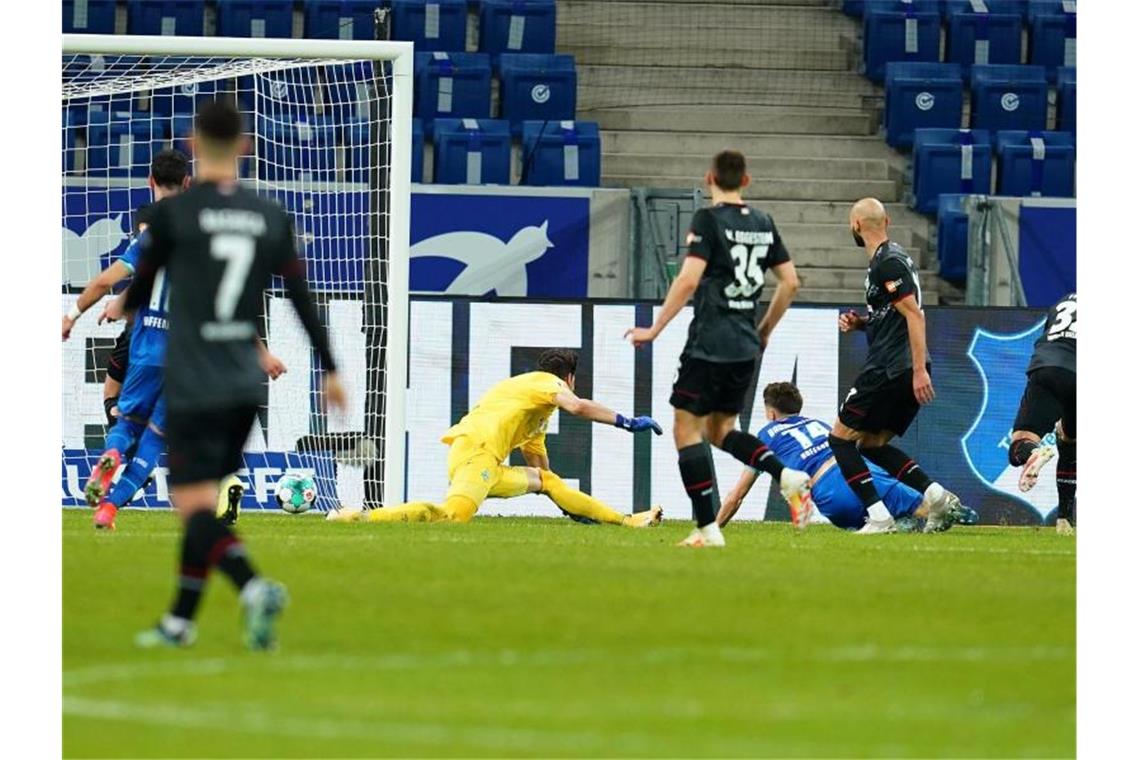 Bremens Niederlage nervt Kohfeldt - „Das war gar nix“ Christoph Baumgartner (3.v.r., am Boden) macht das Tor zum 2:0 für die TSG Hoffenheim. Foto: Uwe Anspach/dpa