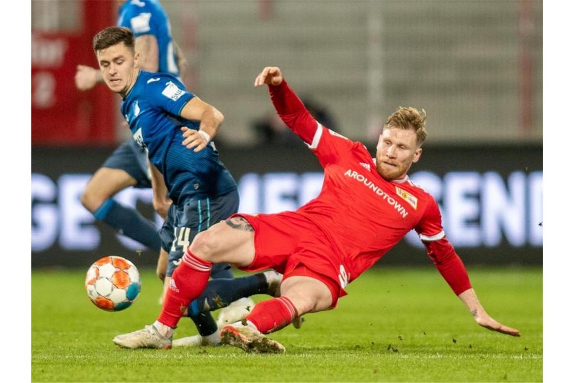 Christoph Baumgartner von der TSG Hoffenheim kämpft mit Berlins Andreas Voglsammer (r) um den Ball. Foto: Andreas Gora/dpa