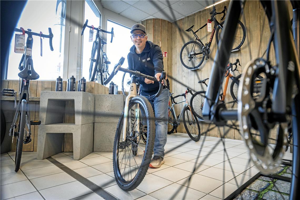 Christoph Bobleter, der Filialleiter von Bikes’n’Boards in Backnang, präsentiert den muskelbetriebenen Verkaufsschlager: ein Gravelbike. Foto: Alexander Becher