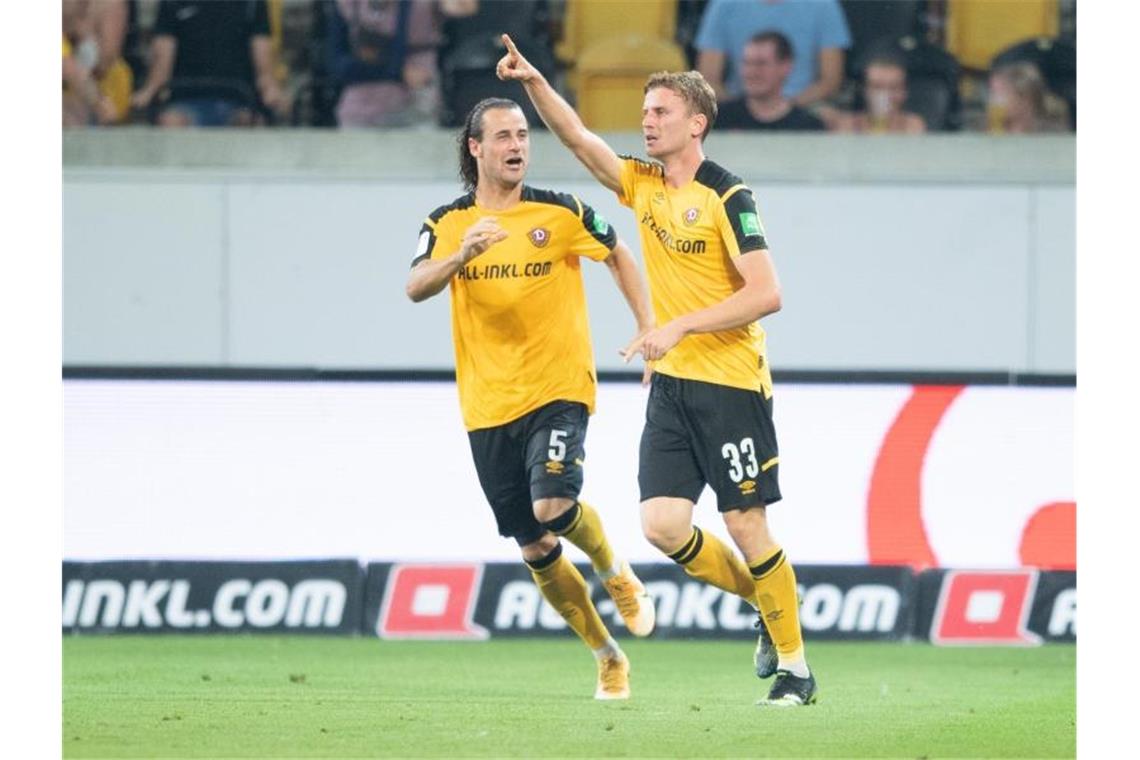 Überraschungsteam Regensburg mit perfektem Start Christoph Daferner (r) brachte Dresden gegen Hannover in Führung. Foto: Sebastian Kahnert/dpa-Zentralbild/dpa