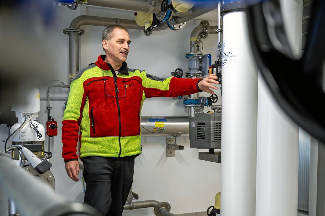 Christoph Raithle ist der Fachmann fürs Spiegelberger Trinkwassernetz. Hier erklärt er im Wasserwerk Senzenbachtal die Filtrationsanlage und das Rohrsystem. Foto: A. Becher