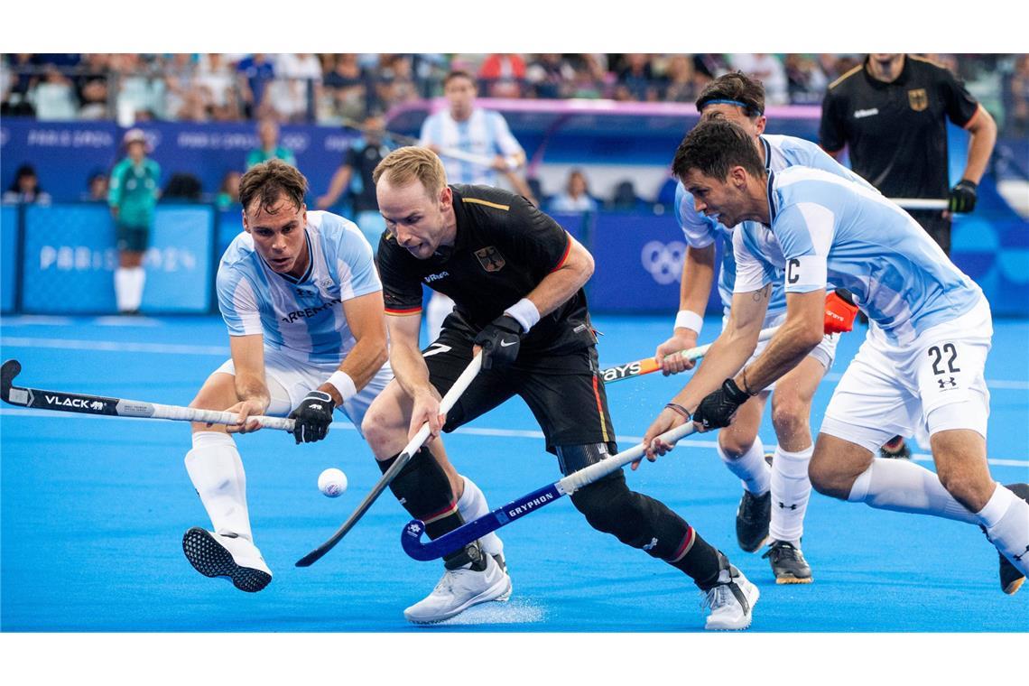 Christopher Rühr (Mitte) in Aktion – er steht mit den deutschen Hockey-Herren im Halbfinale der Olympischen Spiele von Paris.