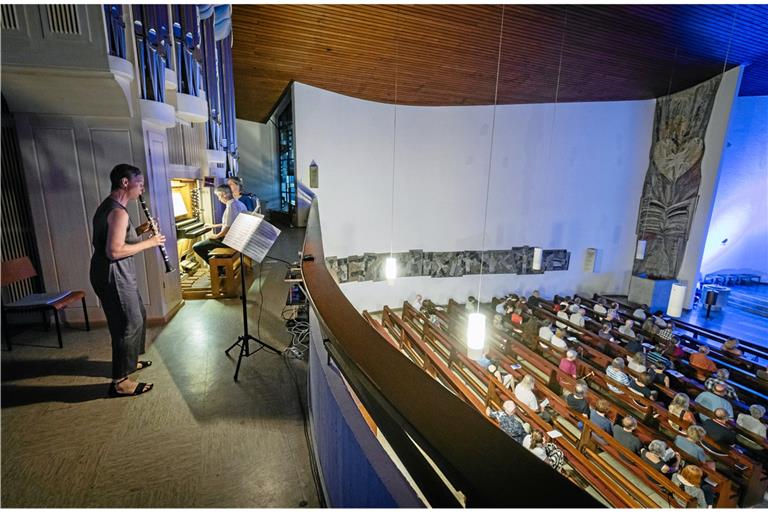 Cindy Velz (Klarinette) und Reiner Schulte (Orgel) spielen zur blauen Stunde in der Backnanger Christkönigskirche. Foto: Alexander Becher