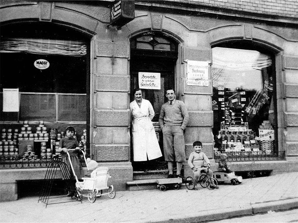 Der Konsum und die Feuerwehr Clara und Heinrich Bielefeld vor ihrem Konsumladen, im Vordergrund Sohn Harry.
