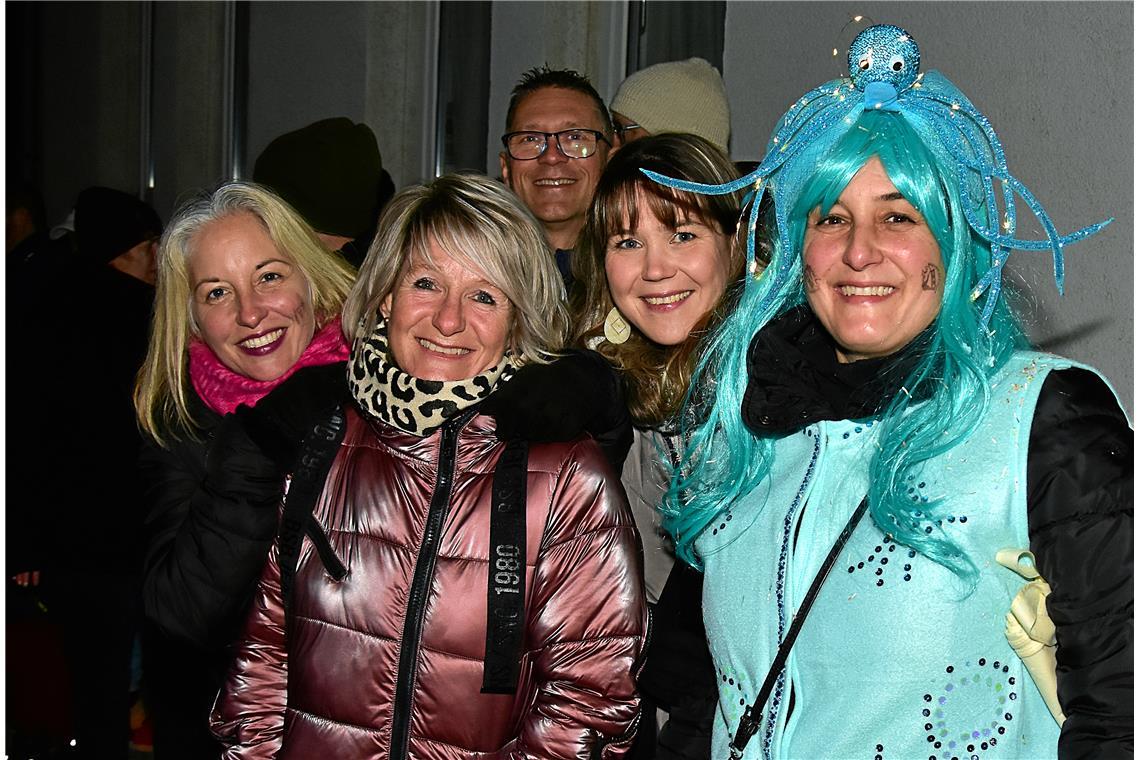 Claudia Kleebaur (rechts) und ihre Begleitung genießen das Faschingstreiben am S...