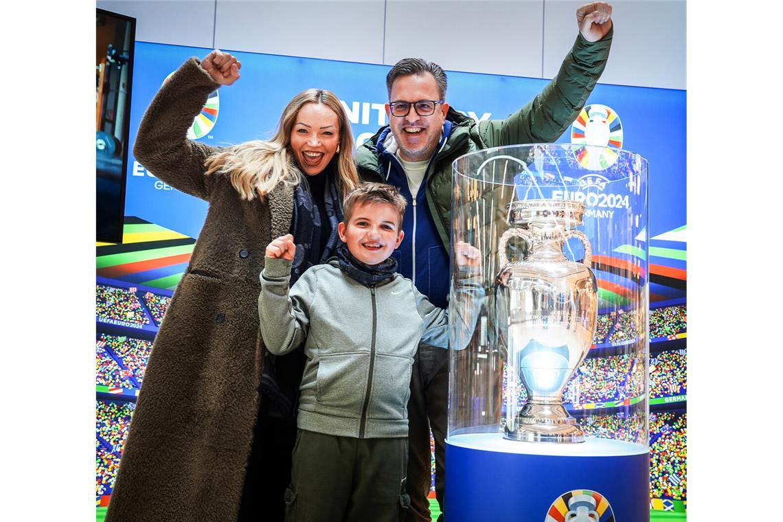 Claudia und Henrik Schunk jubeln mit Sohn Maximilian fürs Erinnerungsfoto.