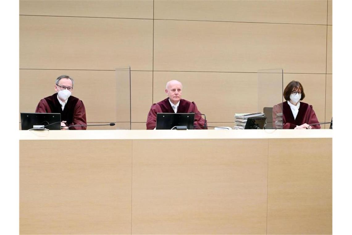 Claus Halfmeier (l-r), der Vorsitzende Richter Rüdiger Pamp und Dagmar Sacher eröffnen die Verhandlung. Foto: Uli Deck/dpa