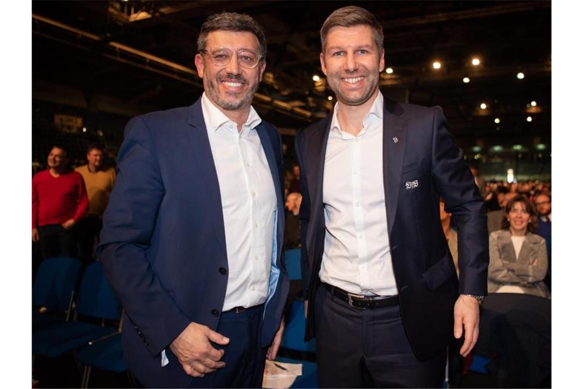 Hitzlsperger gegen Vogt: Machtkampf beim VfB eskaliert Claus Vogt (l) und Thomas Hitzlsperger stehen in der Hanns-Martin-Schleyer-Halle. Foto: Tom Weller/dpa/Archivbild