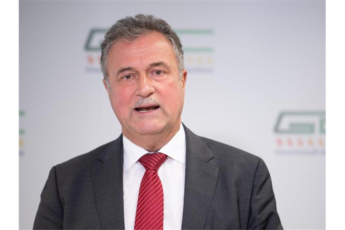 Claus Weselsky, Vorsitzender der Gewerkschaft Deutscher Lokomotivführer (GDL), spricht während einer Pressekonferenz. Foto: Sebastian Gollnow/dpa