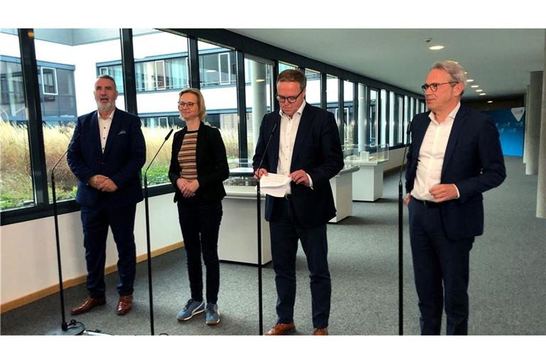 Co-Landesvorsitzender des BSW, Steffen Schütz (l-r), Katja Wolf, BSW-Fraktionschefin, CDU-Fraktionschef Mario Voigt und Georg Maier Thüringer SPD-Parteichef und geschäftsführender Innenminister von Thüringen stehen im Landtag von Thüringen beieinander. (Archivbild)