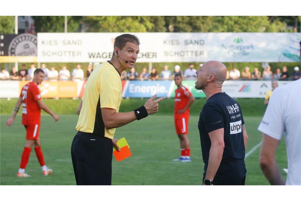 Co-Trainer Dominik Lang setzte die Platzverweis-Serie fort und sah Gelb-Rot von Schiedsrichter Daniel Leyhr.