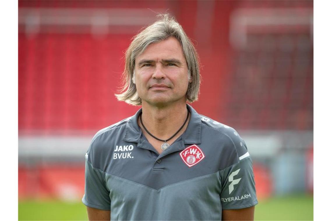SV Sandhausen holt neuen Co-Trainer aus Würzburg Co-Trainer Matthias Lust steht im Stadion. Foto: Daniel Karmann/dpa/Archivbild