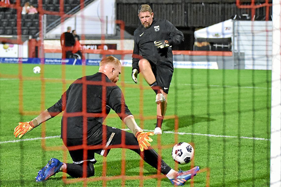 Coach Heiko Ossner (rechts) und SG-Schlussmann Maximilian Reule bilden ein Team, das sich blind versteht. Foto: Tobias Sellmaier