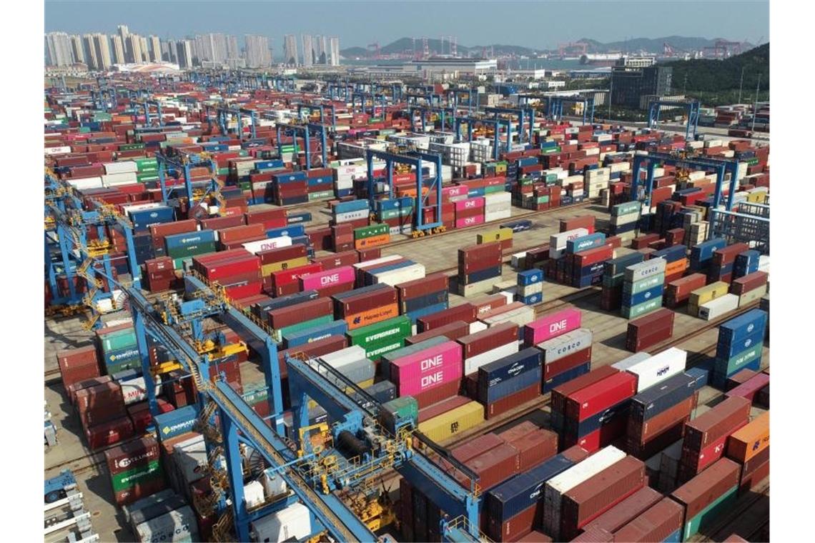 WTO: Welthandel weniger stark eingebrochen Container in der chinesischen Freihandelszone Shandong. Volkswirte rechnen mit einem Rückgang im globalen Warenhandel in diesem Jahr von 9,2 Prozent. Foto: Zhangjingang/SIPA Asia via ZUMA Wire/dpa