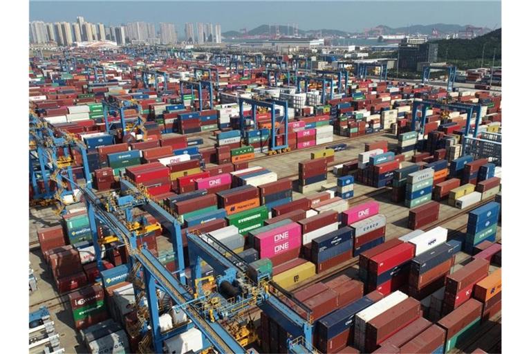 Container in der chinesischen Freihandelszone Shandong. Volkswirte rechnen mit einem Rückgang im globalen Warenhandel in diesem Jahr von 9,2 Prozent. Foto: Zhangjingang/SIPA Asia via ZUMA Wire/dpa