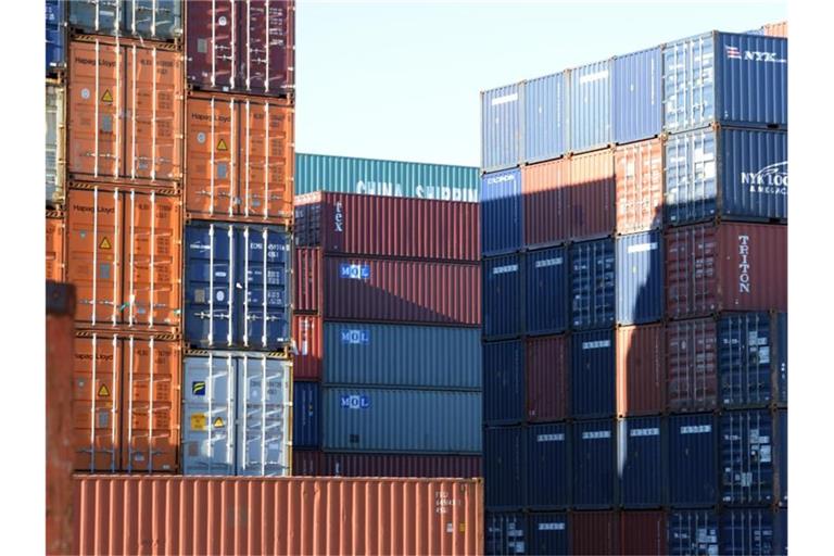 Container stehen im Umschlagbahnhof. Foto: Stefan Puchner/dpa/Symbolbild