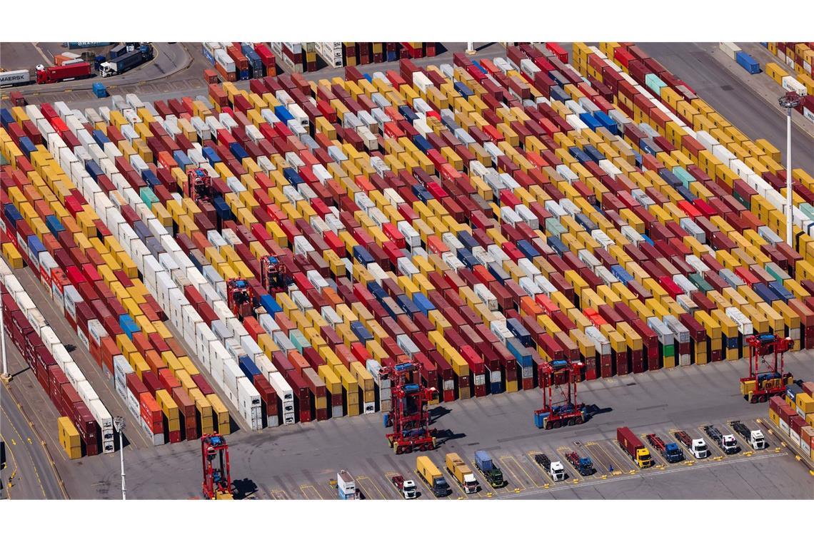 Container werden auf dem Container Terminal von Eurogate im Hafen von Hamburg umgeschlagen.