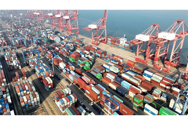 Containerterminal im Hafen von Lianyungang: Chinas Industrie ist zuletzt überraschend stark gewachsen. (Archivbild)