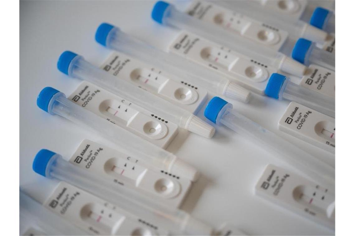Landkreis will mit Gratis-Corona-Schnelltests aus der Krise Corona-Schnelltests. Foto: Sebastian Gollnow/dpa