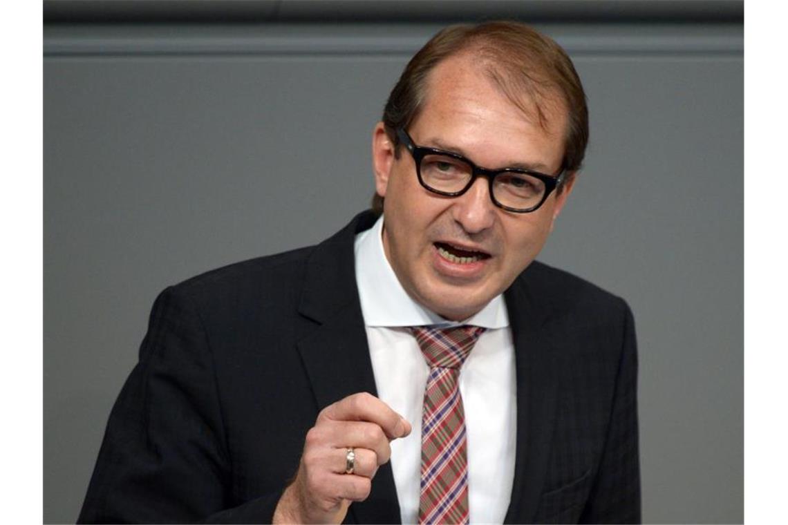 Nach dem Terror in Halle: AfD streitet mit ihren Kritikern CSU-Landesgruppenchef Alexander Dobrindt hat sich für eine Beobachtung der AfD durch den Verfassungsschutz ausgesprochen. Foto: Rainer Jensen/dpa