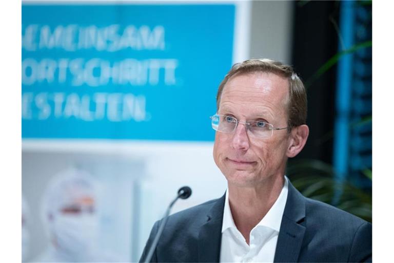 Curevac-Vorstandschef Franz-Werner Haas nimmt an einer Pressekonferenz teil. Foto: Bernd Weissbrod/dpa/Archivbild