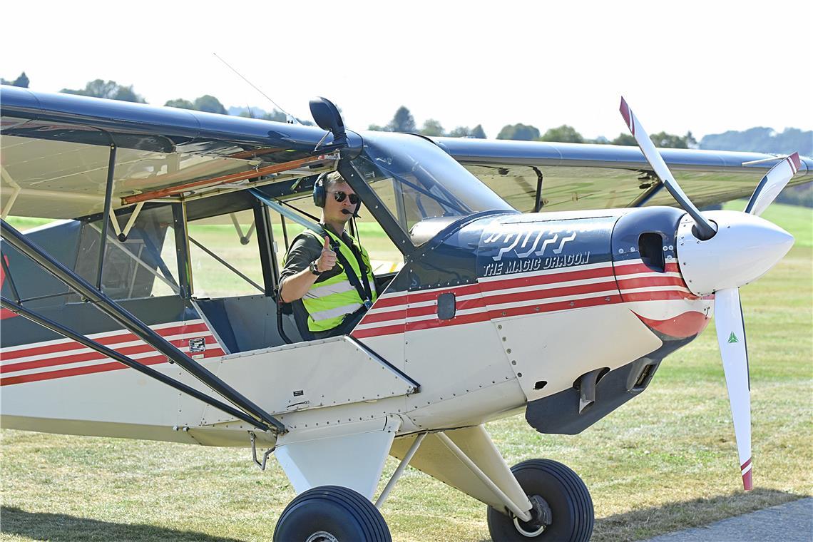 D-EXYZ: Die  Schleppmaschine für das Segelflugzeug  Aviat Husky, geflogen von Ju...