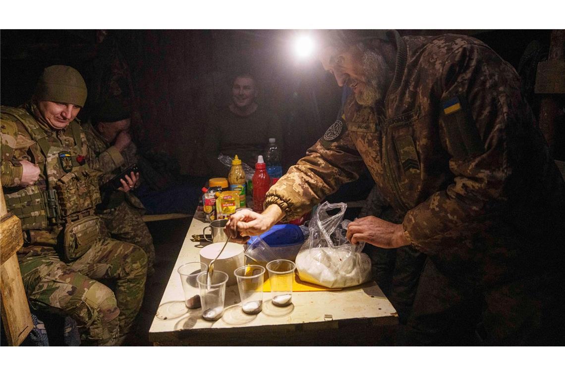 Da der Ukraine Soldaten an der Front fehlen, sollen nun junge Männer mit Prämien angeworben werden. (Archivbild)