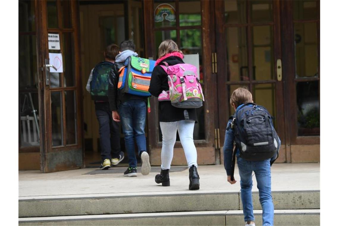 „Der Bund hat kapituliert“ - Kritik an Plänen für Schulen Da es keine einheitliche Regelung für die Öffnung gibt, könnten Länder die Schulen teilweise im Februar wieder öffnen. Foto: Arne Dedert/dpa