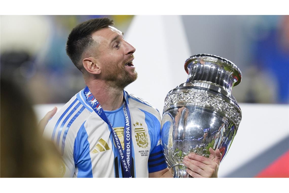 Da ist das Ding: Lionel Messi mit dem Pokal der Copa America.