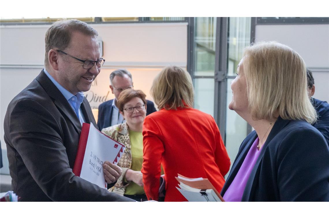 Da ist die Stimmung noch gut: Verdi-Vorsitzender Frank Werneke (links) begrüßt Bundesinnenministerin Nancy Faeser.