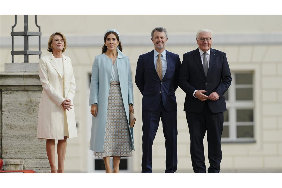 Dänemarks König Frederik X. und Königin Mary (Mitte) waren bereits am Morgen in Berlin eingetroffen und wurden von Bundespräsident Steinmeier und dessen Frau Elke Büdenbender empfangen.