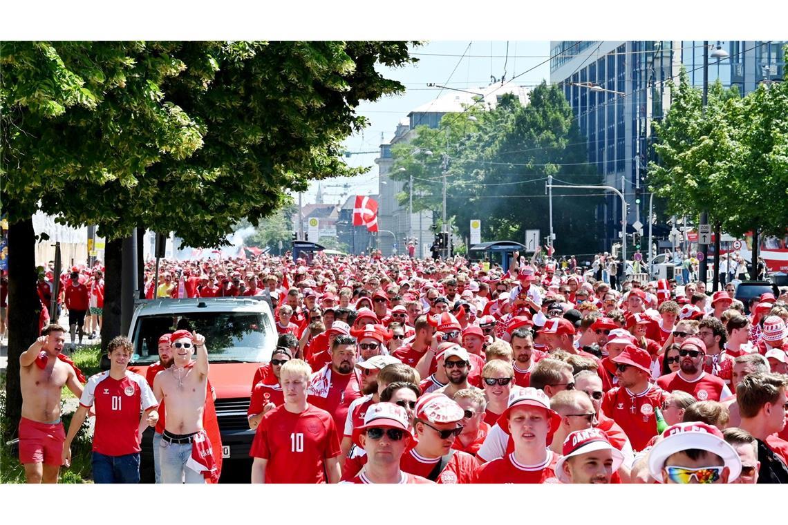 Dänische Fußballfans in der Münchner Innenstadt. Ihre Nationalmannschaft spielt heute Abend im letzten Gruppenspiel in der Allianz Arena gegen die Auswahl aus Serbien.