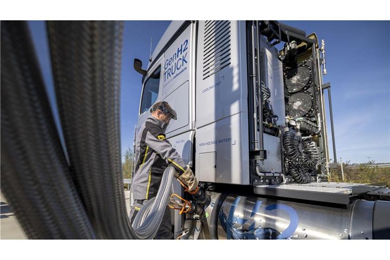 Daimler Truck demonstriert Entwicklungsziel von 1000+ km Reichweite mit Wasserstoff-Lkw