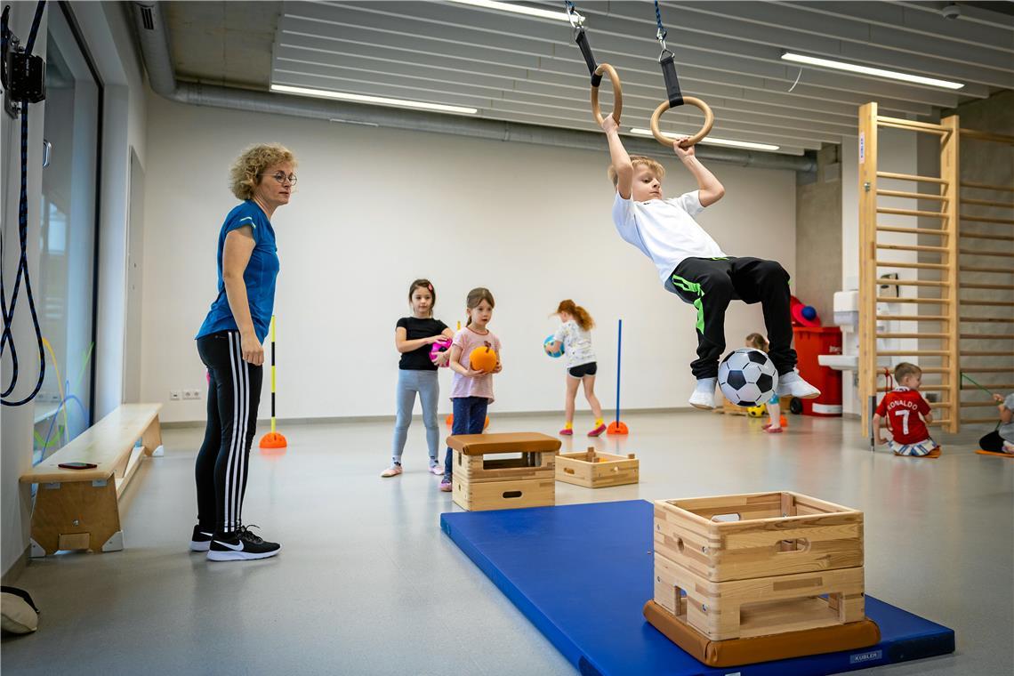 Damit alle Kinder auch weiterhin bestens betreut werden können, müssen die Fachkräfte optimal eingesetzt werden. In der Sportkita Plaisir macht zum Beispiel Susanne Kraus von der TSG Backnang mit den Kinder sportliche Übungen. Foto: Alexander Becher