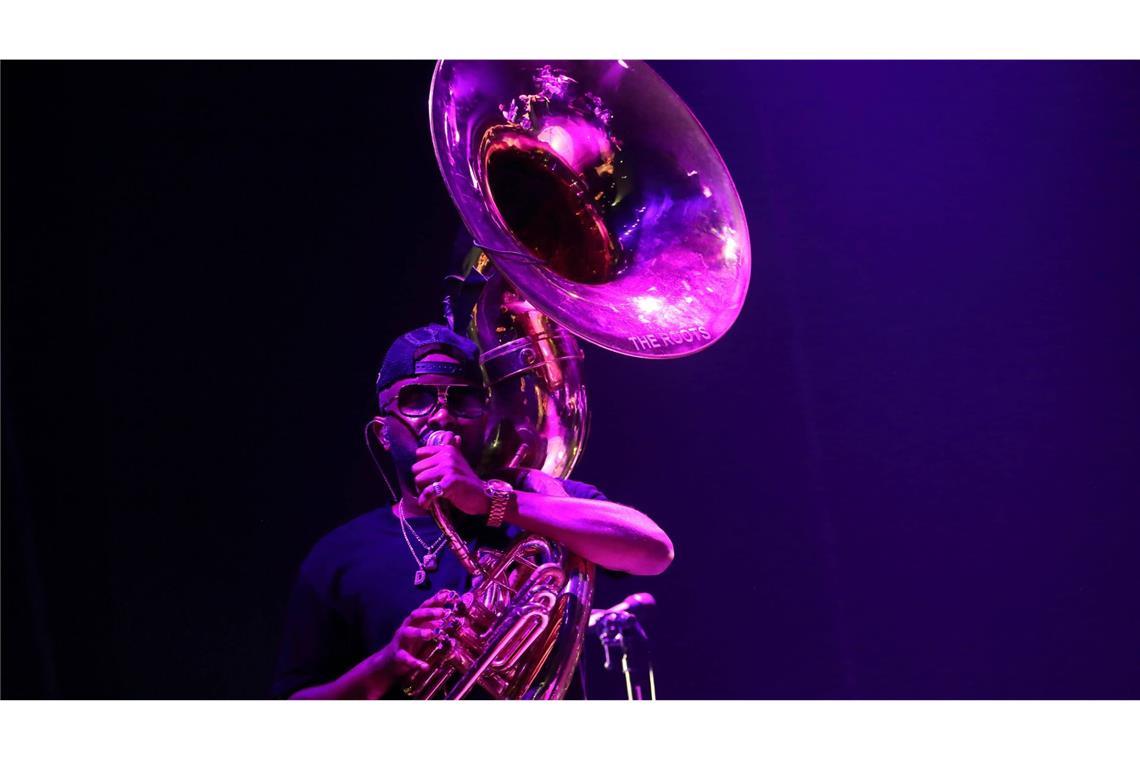 Damon Bryson alias Tuba Gooding Jr. von der Band The Roots bei einem Konzert in der Uber Eats Music Hall in Berlin