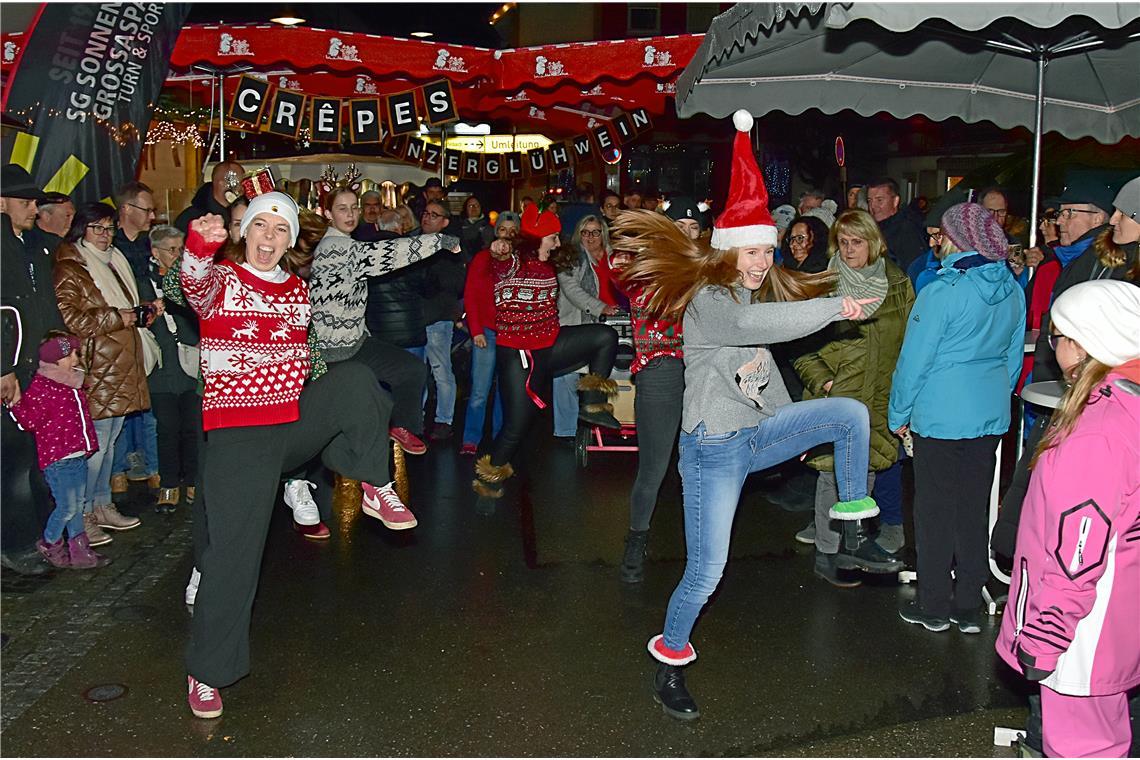 Dancing in the night. Die Aspacher Tanzgruppe Heartbeats beim Weihnachtsmarkt in...