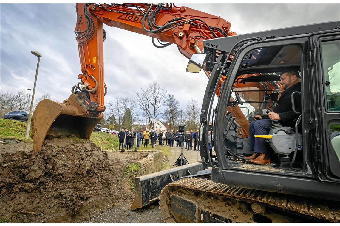 Daniel Bogner darf den ersten Erdhub mit dem Bagger ausheben.Foto: Alexander Becher