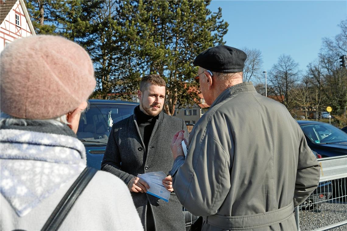 Daniel Bogner im Gespräch auf dem Weissacher Wochenmarkt. Foto: J. Fiedler