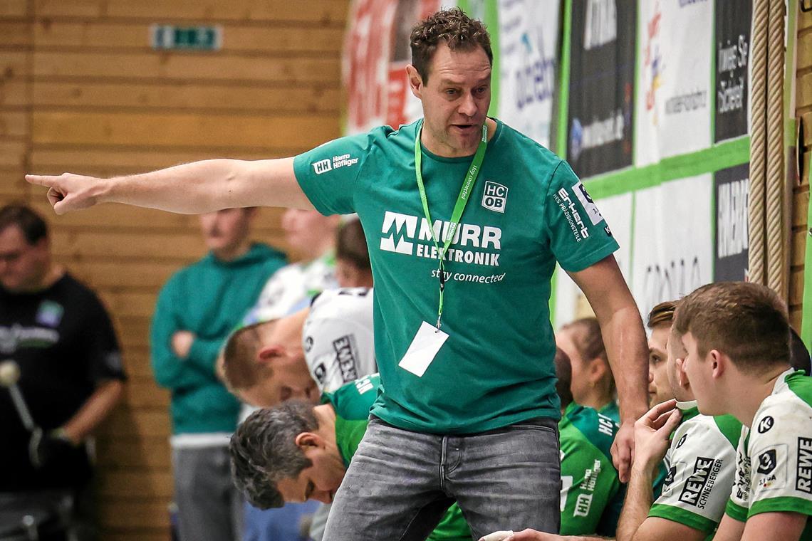 Daniel Brack musste beim Spiel seiner Mannschaft zuletzt mehr korrigieren, als ihm lieb sein konnte. Im ersten Heimspiel des Jahres erwartet der HCOB-Coach nun eine konsequentere Chancenverwertung und ein besseres Zweikampfverhalten. Foto: Alexander Becher