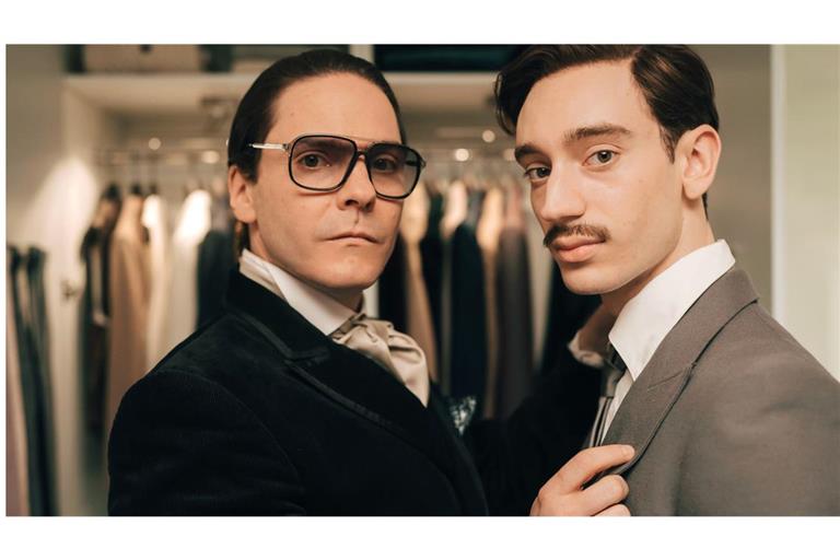Daniel Brühl (li.) spielt den Designer vor seinem weltweitem Durchbruch als Modezar.  An seiner Seite: Théodore Pellerin als Lagerfelds große Liebe Jacques de Bascher.